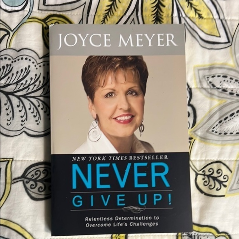 💥 Joyce Meyer - Never Give Up! Paperback Book